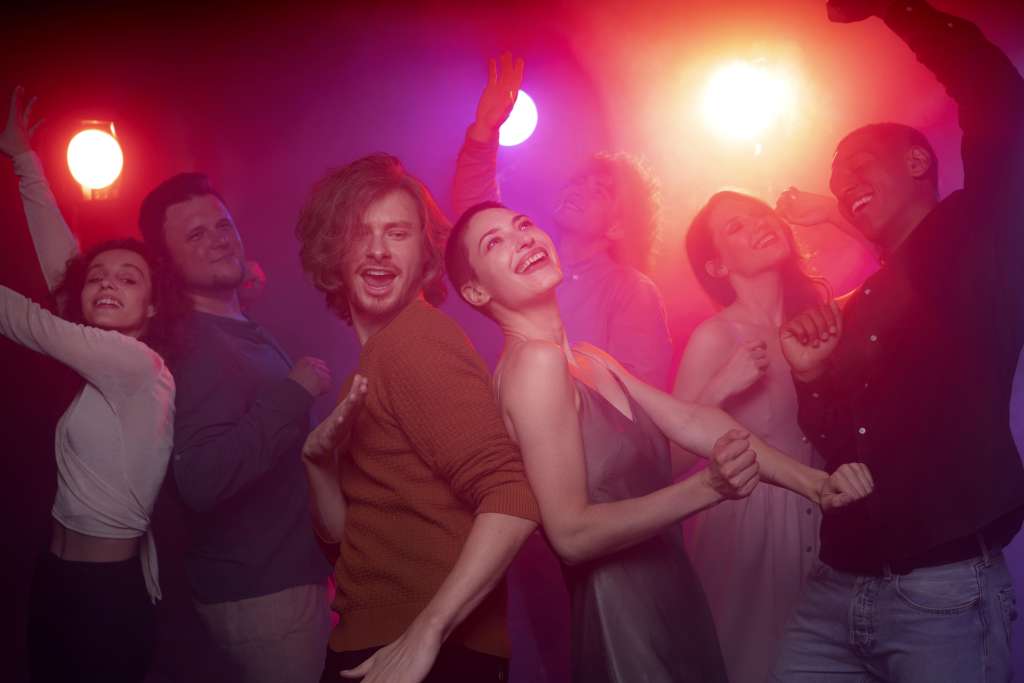 vida nocturna gente bailando club