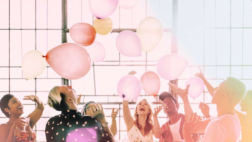 gente jugando globos fondo pantalla fiesta