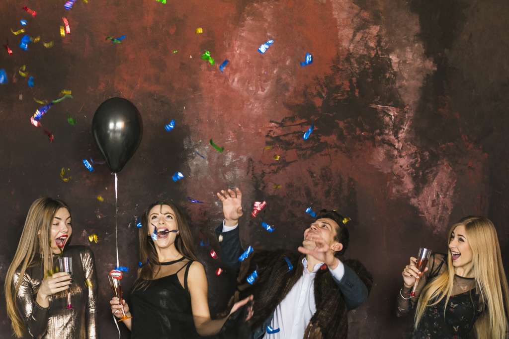 concepto fiesta ano nuevo amistad cuatro amigos