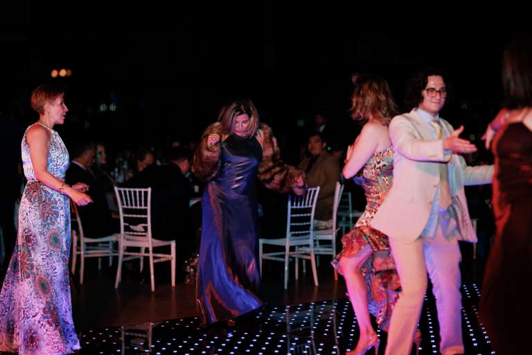 Pista de baile iluminada y sillas Tiffany en una fiesta en Querétaro