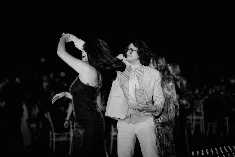 Pareja bailando al cierre de una fiesta producida por Chorcha Entertainment