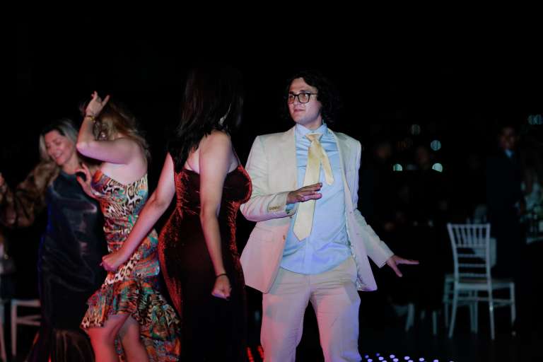Invitados bailando en la pista de una fiesta de graduación en Querétaro