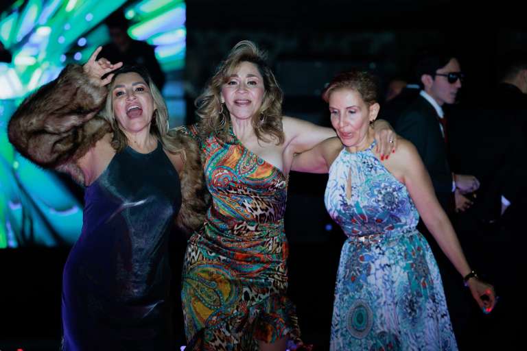 Invitadas bailando frente al muro LED en una fiesta producida por Chorcha en Querétaro