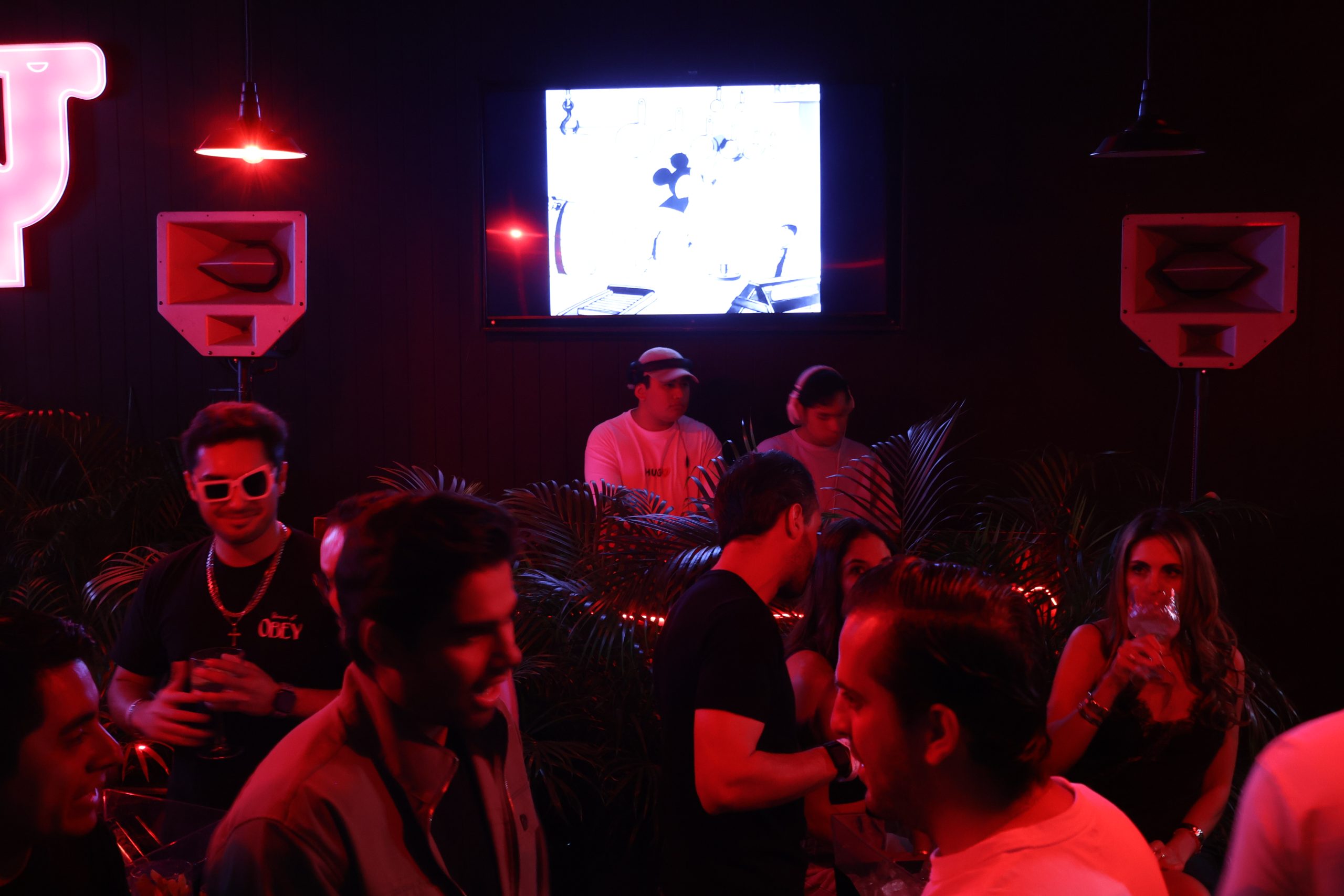 Renta de pantallas LED gigante instalada para evento corporativo en Querétaro con operación técnica incluida