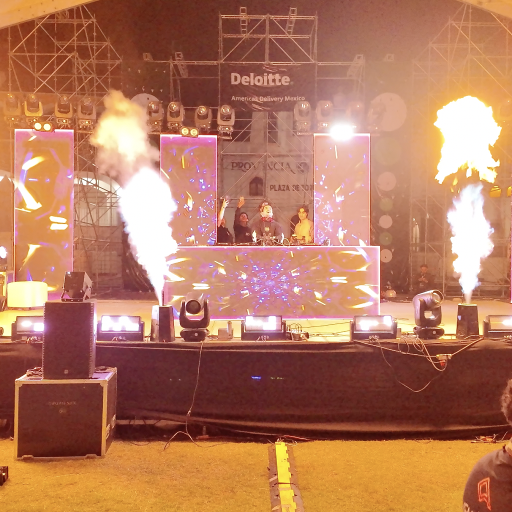 Escenario del festival de Deloitte con efectos de fuego