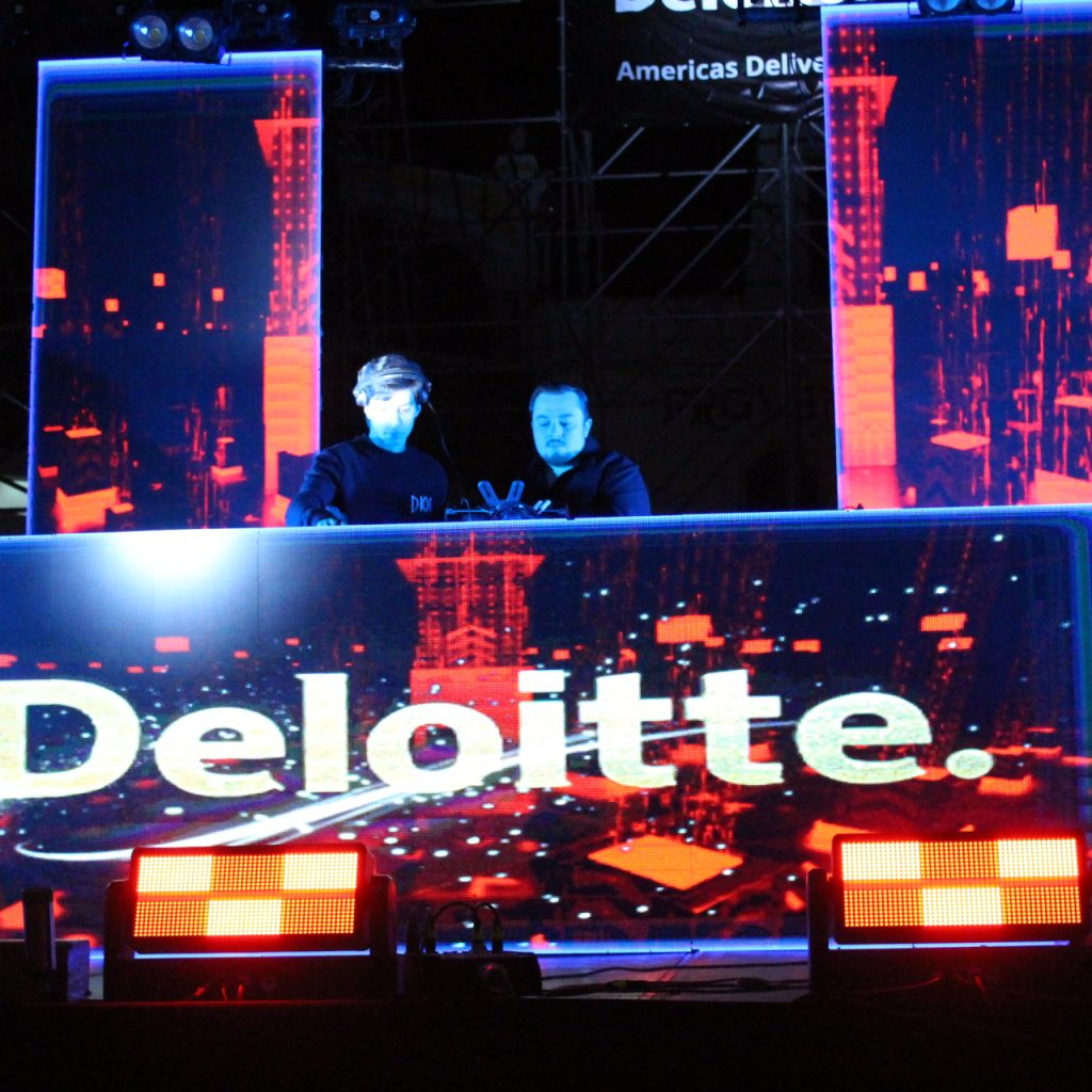 NERVO en cabina con la pantalla LED de Deloitte durante el festival de fin de año