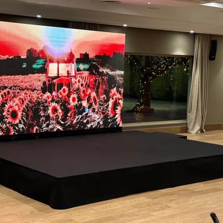 Pantalla LED 3x2 metros en renta para eventos corporativos con montaje profesional
