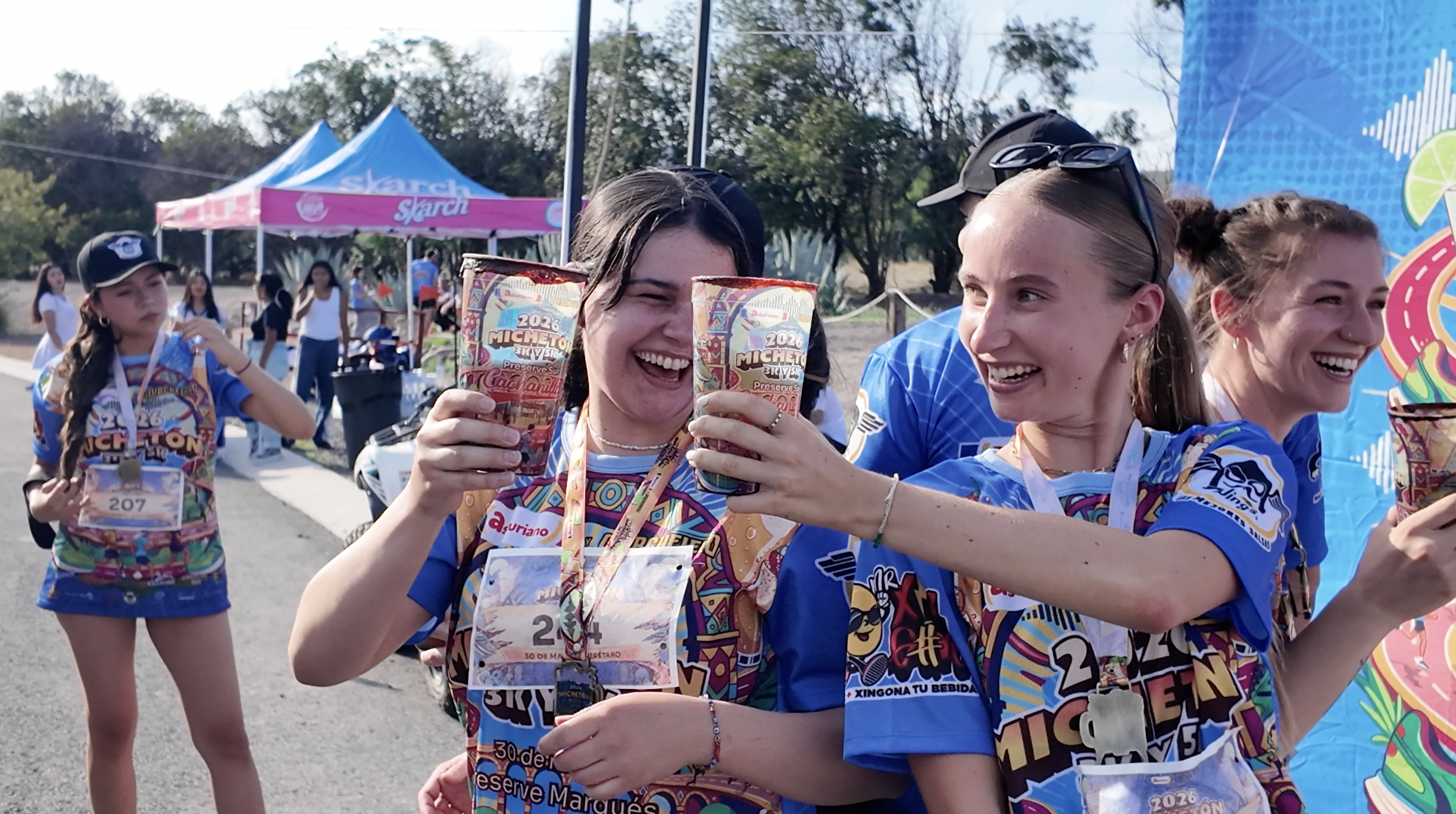 Vasos coleccionables de Michetón 2026 con diseños coloridos
