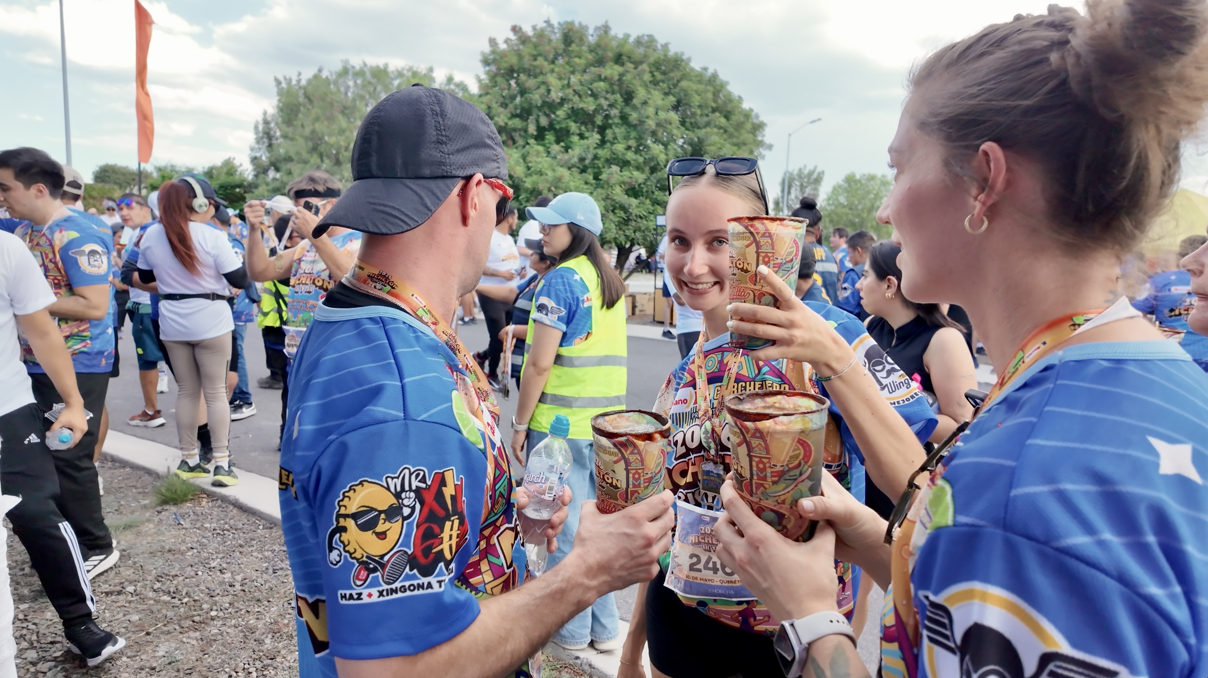 Corredores con medallas en la meta de Michetón 2026