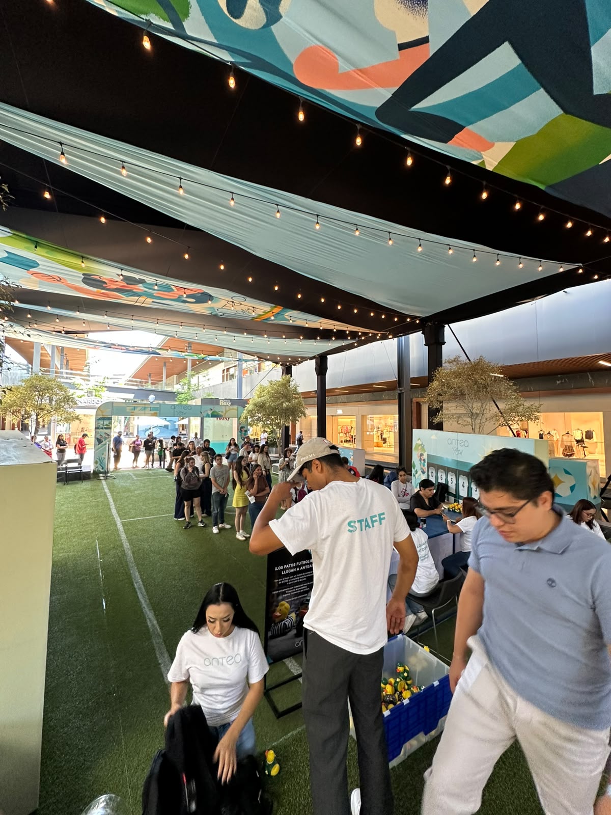 Activación BTL de Chorcha Entertainment en Antea Lifestyle Center: stand de patos futbolistas mundialistas con fila de visitantes en Querétaro
