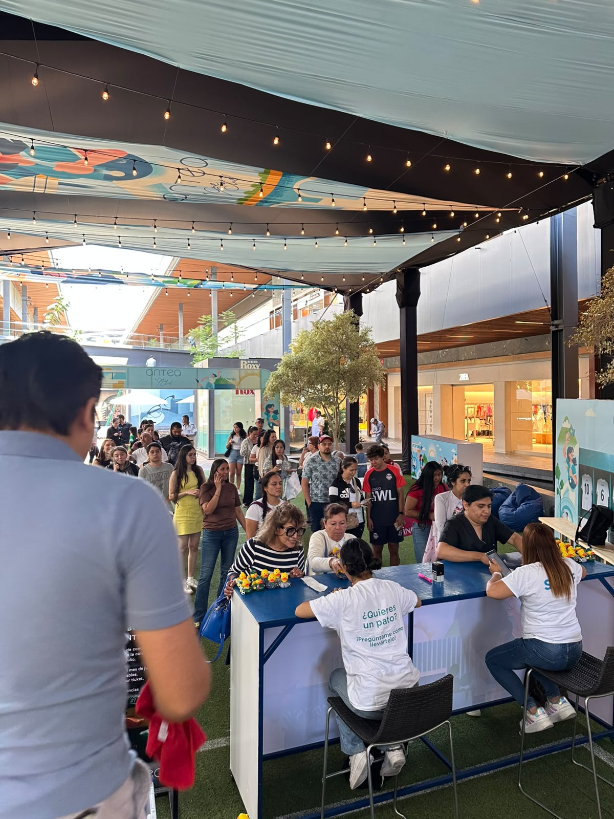 Ambiente tipo cancha con iluminación tipo verbena en la activación mundialista