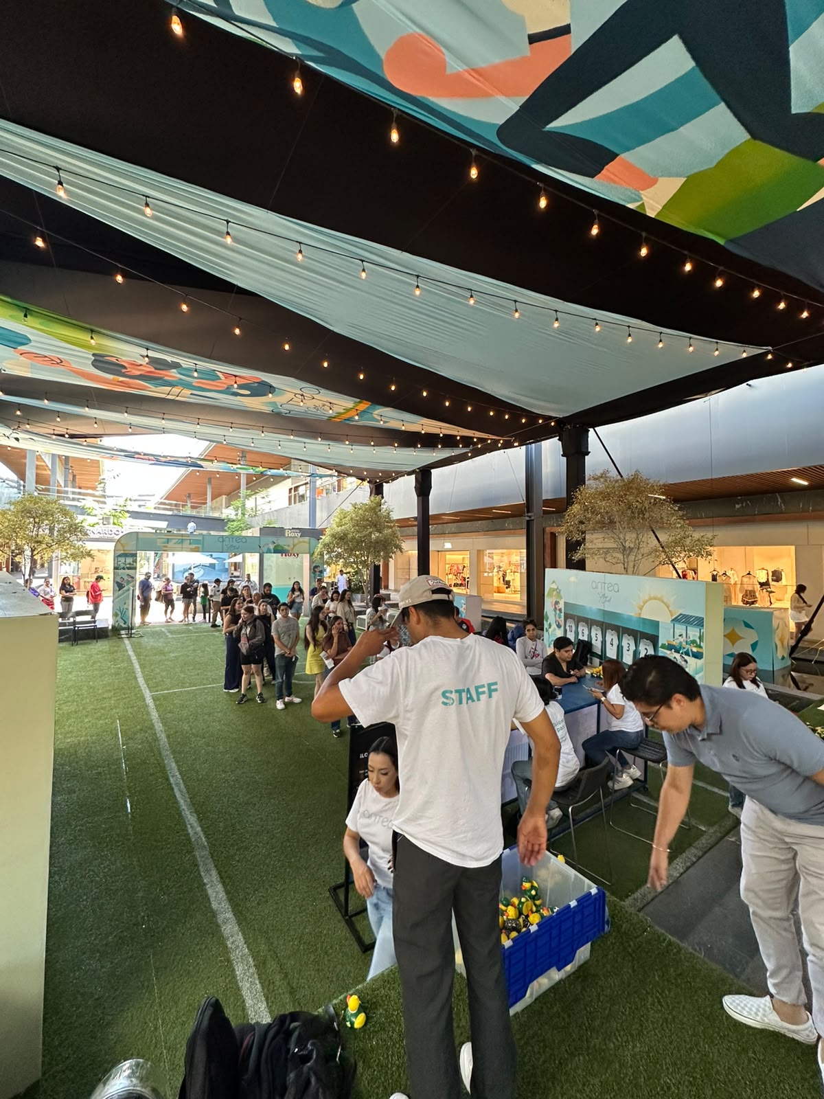 Vista general del stand de patos futbolistas de Chorcha en Antea Lifestyle Center
